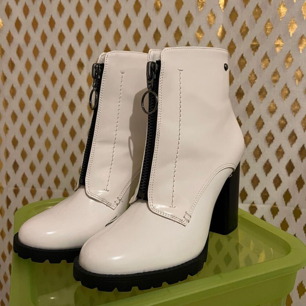 Simply Vera Wang grouse white zip up boots size 8.5